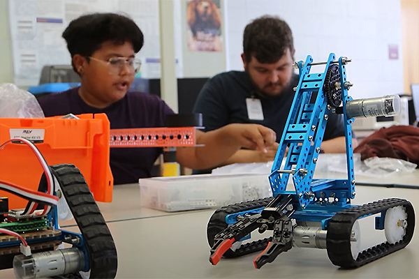  Robotics Teams Prepare for Competition